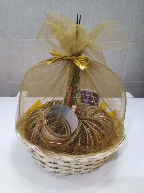 Eid mehndi and bangles basket. Mehndi Basket Decoration, Shadi Gift Baskets, Mehndi Basket Ideas, Eid Baskets Gift Ideas For Her, Engagement Basket Decoration, Basket Packing Ideas Gift, Eid Gift Hamper Ideas, Bangles Packing Ideas For Wedding, Eid Packing Ideas