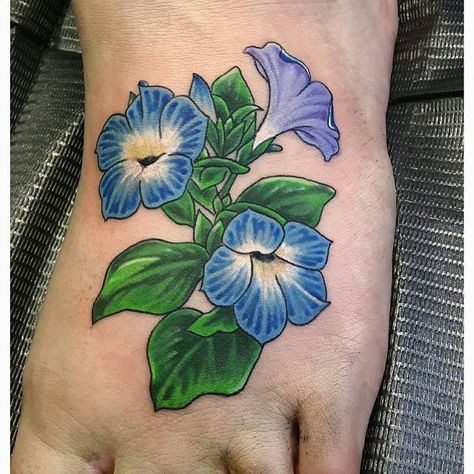 Petunia Flower Tattoo, Flower Tattoo Simple, Petunia Tattoo, Flower Tattoo Meaning, Lisa Tattoo, Rad Tattoos, Leg Tats, Petunia Flower, Purple Petunias