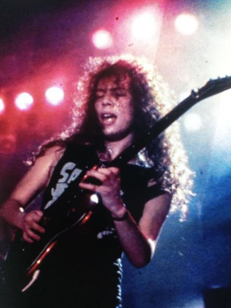 Kirk Metallica, Bob Rock, Best Guitarist, Kirk Hammett, Grunge Aesthetic, Playing Guitar, Music Bands, Celebrity Crush, Long Hair