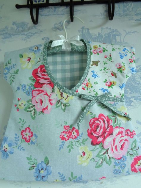 Peg Bag Sewing Pattern, Diy Clothespin Bag, Vintage Bag Pattern, Kath Kidston, Laundry Pegs, Peg Bags, Shopping Bag Pattern, Cath Kidston Fabric, Clothespin Bag