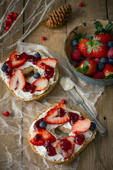 Healthy Bagel, Bagel Bar, Blueberry Bagel, Bagel Toppings, Best Bagels, Breakfast Bagel, Summer Breakfast, Strawberries Blueberries, Bagel Recipe