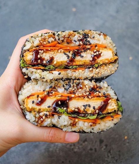 Sushi Sandwiches, Tofu Katsu, Sushi Rice Recipes, Sushi Bowls, Creative Burger, Masakan Malaysia, Sushi Sandwich, Vegan Inspiration, Sushi Roll