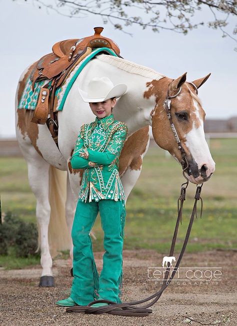 Crossed arms Riding Outfit Western, Horse Riding Outfit Western, Western Pleasure Outfit, Rodeo Queen Clothes, Horse Halloween Costumes, Aqha Horses, Funny Horse Pictures, Western Show Clothes, Western Pleasure Horses