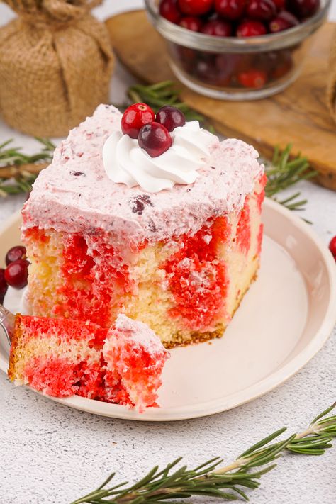 This Cranberry Poke Cake is an easy and delicious dessert recipe that’s perfect for feeding a crowd during the holidays! With a festive cranberry flavor and a simple jello poke cake method, it’s a must-have for Christmas and Thanksgiving celebrations. A sweet and easy way to impress your guests! Cranberry Dessert Recipe, Easy Recipe For A Crowd, Thanksgiving Dinner Ideas Side Dishes, Christmas Poke Cake, Jello Poke Cake, Poke Cake Jello, Cake Easy Recipe, Unfrosted Cake, Recipe For A Crowd