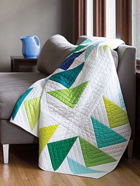 15 Flying Geese Quilts for Inspiration Quilts Modern, Triangle Quilts, Modern Quilting Designs, Big Block Quilts, Flying Geese Quilt, Quilt Pattern Download, Quilt Modernen, Straight Line Quilting, Quilt Care