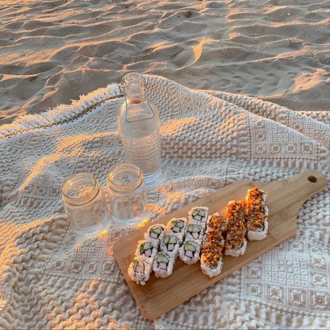 Beach Date Ideas, Sushi Picnic, Sushi Aesthetic, Sushi Date Night At Home Aesthetic, Sushi Aesthetic Date, Date Night Beach Picnic, Sushi On The Beach, Sushi Beach Picnic, Sushi On The Beach Aesthetic