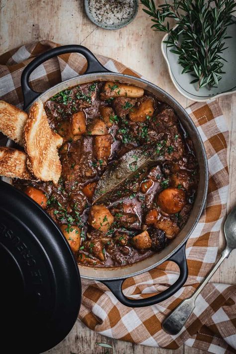 Serve up this slow-cooked Beef and Guinness stew recipe alongside a bowl of creamy potato mash for the ultimate comfort food supper. Stew Dutch Oven, Guinness Stew Recipe, Beef And Guinness Stew, Dutch Oven Beef Stew, Irish Stew Recipe, Dutch Oven Beef, Guinness Stew, Guinness Beef Stew, Classic Beef Stew