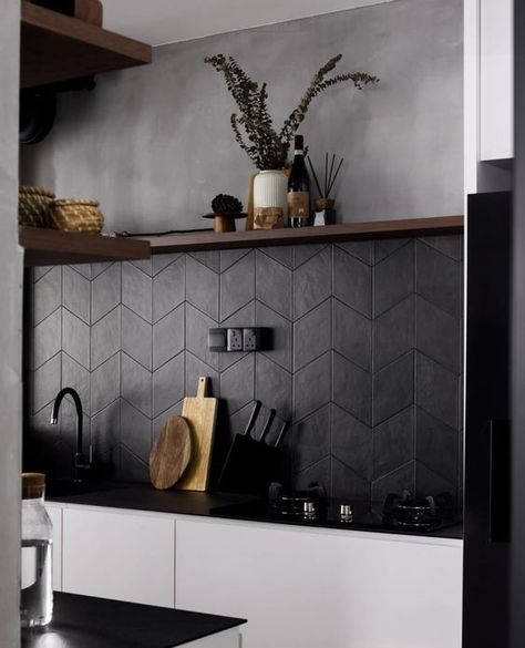 Matt Black Tiles Kitchen Backsplash, Black Counters Black Backsplash, Black Tile Kitchen Backsplash Ideas, Industrial Modern Backsplash, Black Kitchen Splashback Tiles, Backsplash Wall Kitchen, Industrial Backsplash Kitchen, Black Tile Splashback Kitchen, Dark Kitchen Tiles