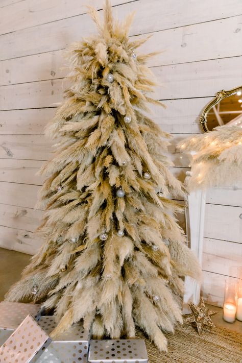 Pampas Grass Christmas Tree, Pampas Grass Christmas, Floral Christmas Tree, Boho Christmas Tree, Diy Christmas Tree Topper, Flocked Christmas Trees Decorated, Minimalist Christmas Tree, Pencil Christmas Tree, Traditional Christmas Tree