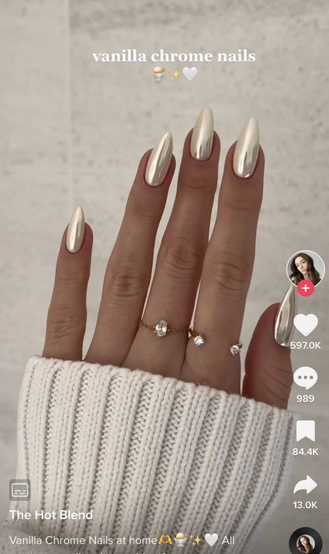 White And Matalic Nails, Wedding Nails Champagne, Champagne Gold Chrome Nails, Vanilla Crome Nails, Soft Chrome Nails, Ivory Chrome Nails, Soft Gold Nails, Silver Vs Gold Jewelry, White And Gold Chrome Nails