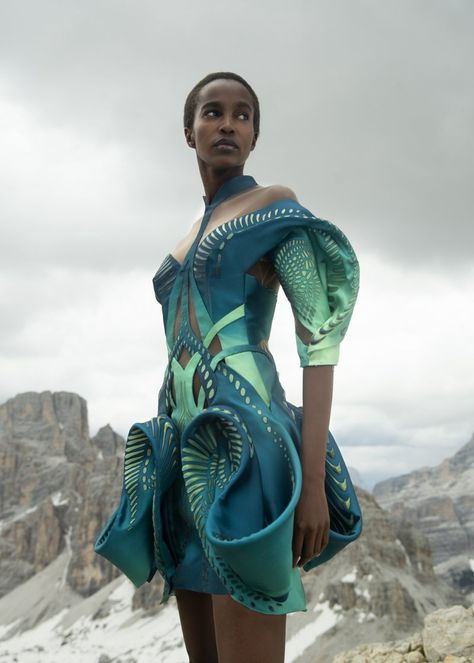 Collection | Earthrise | Collections | Iris van Herpen Sci Fi Dress, Iris Van Herpen Couture, Giambattista Valli Couture, Sci Fi Fashion, Collection Couture, Look Formal, Iris Van Herpen, Chanel Couture, Armani Prive