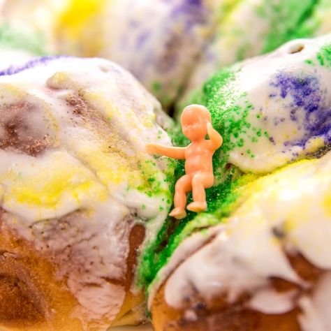 Why Is There a Baby in My Cake? And Other Important Related Questions Mardi Gras Desserts, Mardi Gras Cake, King Cake Recipe, King Cake Baby, Mardi Gras King Cake, Mardi Gras Food, School Cake, Baby Inside, King Cake