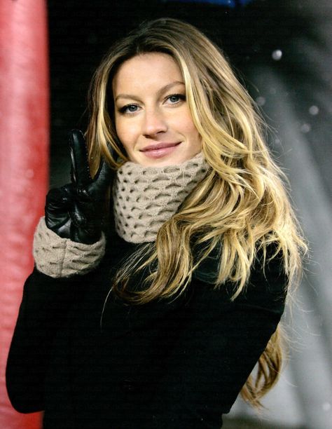 Gisele Bündchen, Gisele Bundchen, Angelina Jolie, Winter Looks, Winter Scarf, Knitted Scarf, Fall Winter, Ralph Lauren, Hair