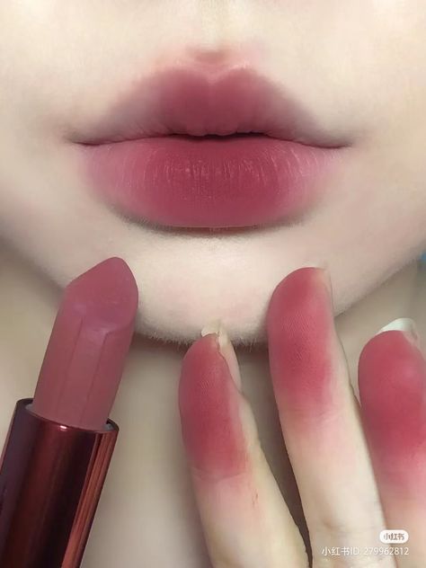 Lipstick Aesthetic, Pretty Lips, Glossy Lips Makeup, Lip Gloss Balm, Makeup Accesories, Lip Makeup Tutorial, Japanese Makeup, Doll Makeup, Perfect Lips