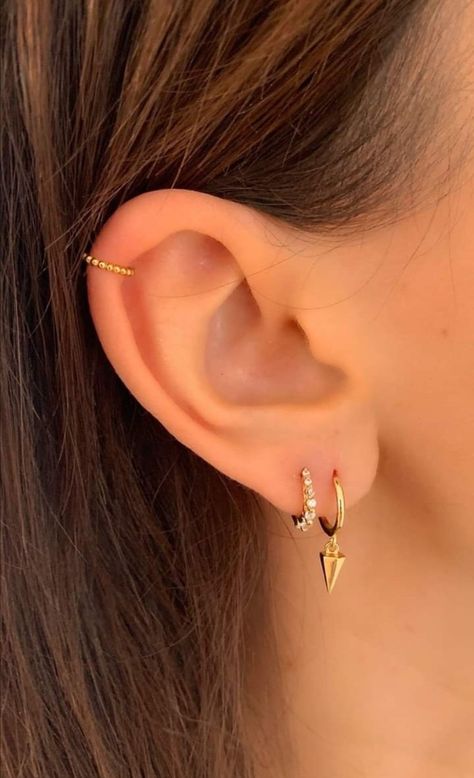 Second And Cartilage Piercing, 2nd Piercing Ideas, Nose Piercing Ideas, 2nd Ear Piercing, 2 Ear Piercings, 3 Ear Piercings, Second Ear Piercing, Minimalist Ear Piercings, Ear Piercing Studs