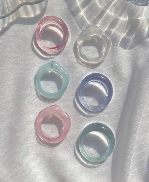 Resin Rings, Pretty Jewelry Necklaces, Paper Ring, Plastic Ring, Jewelry Accessories Ideas, Girly Accessories, Jewelry Fashion Trends, Resin Ring, Foto Ideas Instagram