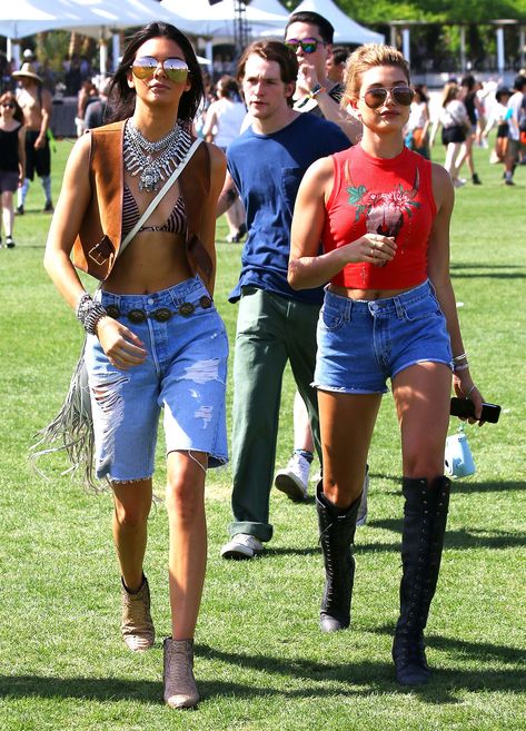 Coachella outfit inspiration from celebrities. Coachella comes with its own unique dress code. Not official in any capacity, the Coachella dress code is made of "bohemian and hippie outfits" that pay tribute to Woodstock. Another important part of the Coachella fashion is accessories. Giant head pieces grace attendees' heads, as well as, flashy piece of jewelry that are border line custome-like. Here are some of our favorite looks to give you inspiration on how to dress for Coachella. Coachella Celebrities Outfits, Looks Coachella, Coachella Celebrities, Street Style 2015, Coachella 2022, Coachella 2015, Coachella Music Festival, Coachella Music, Billie Eillish