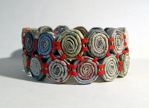 Absolutely fantastic paper bracelets and necklaces.  Super website. Newspaper Crafts Diy, Paper Bracelet, Sun Prints, Paper Bead Jewelry, Newspaper Crafts, Fiber Jewelry, Bangles Making, Paper Jewelry, Textile Jewelry