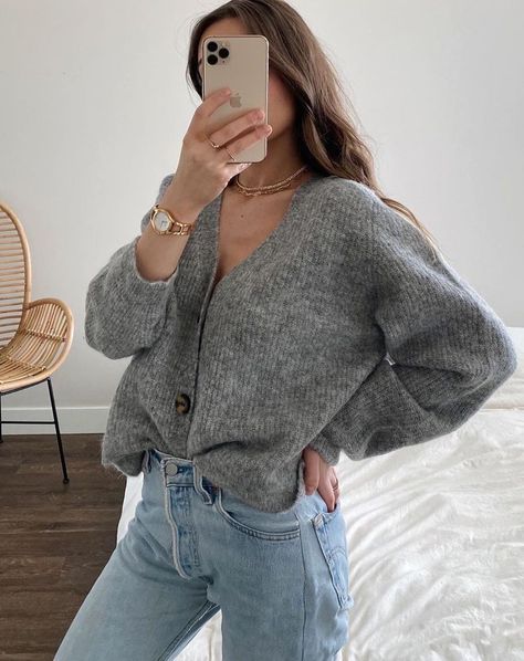 Casual Spring Outfit Idea — Weronika Zalazinska Instagram look with a gray cardigan sweater and Levi's jeans Cardigan Outfit, Gray Cardigan, Cardigan Outfits, Instagram Outfits, Outfits Winter, Mode Inspo, Grey Cardigan, Cardigan Fashion, Mode Inspiration