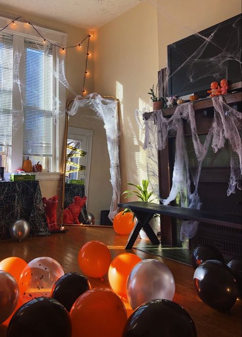 Cute Spooky Party Ideas, Trendy Halloween Party Decor, Halloween Party Hallway Decor, Halloween Party College Decoration, Halloween 21st Bday Party, Cheap Diy Halloween Party Decorations, Spooky Bday Party, Halloween Party Aesthetic Costume, Spooky Theme Party