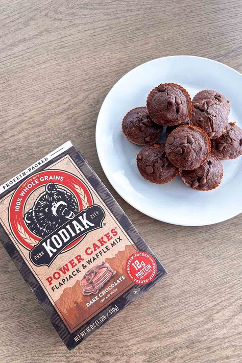 Box of Kodiak Power Cakes in Dark Chocolate and a plate full of chocolate banana muffins. Kodiak Muffins, Banana Nutrition Facts, Kodiak Cakes Recipe, Chocolate Protein Muffins, Flap Jack, Chocolate Flapjacks, Banana Protein Muffins, Healthier Treats, Pancake Mix Recipes