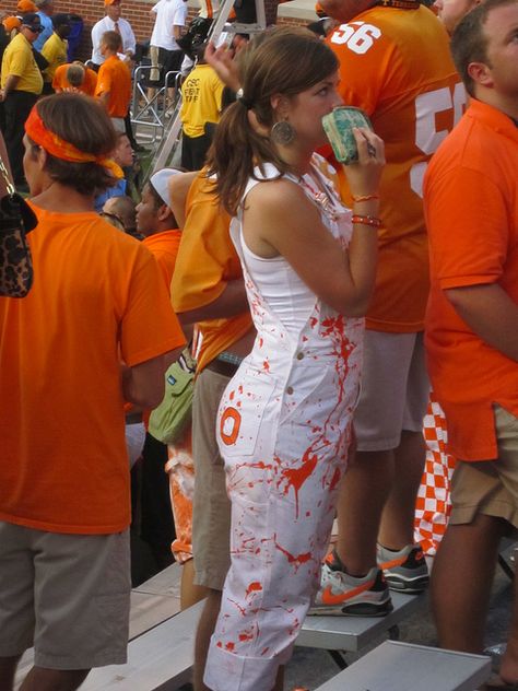 Overalls. It's a Tennessee thing and i want the checkerboard ones! Hoco Overalls, Touchdown Tennessee, School Spirit Outfit, Senior Pants, Spirit Pants, College Tailgate Outfit, Tailgate Outfits, Senior Jeans, Senior Things