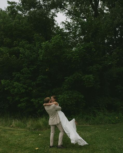 Docu Style Wedding Photos, Shy Wedding Photos, Film Photography Wedding Photos, Documentary Elopement Photography, Wedding Photographer Aesthetic, Storytelling Wedding Photography, Authentic Wedding Photos, Grainy Wedding Photography, Wedding Photography Ceremony