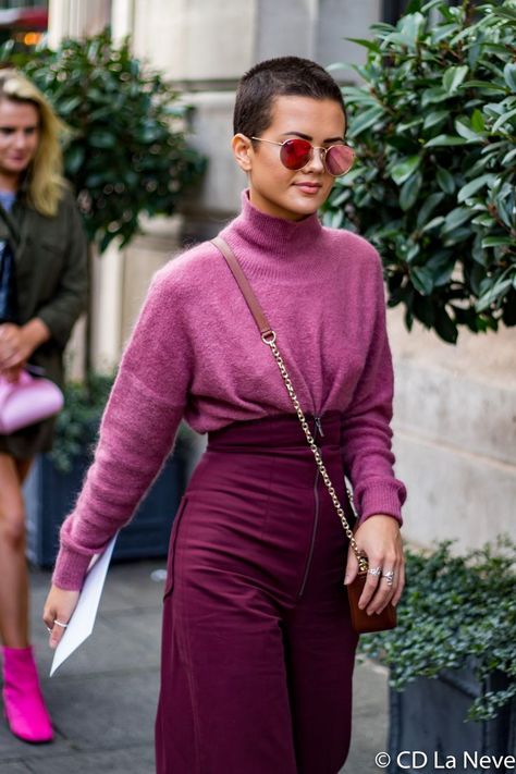 Chloe Miles Street Style London Fashion Week Daks Street Style LFW SS18 Chic Floral Outfits, Berry Tones, Berry Berry, London Fashion Week Street Style, Pink Winter, Outfit Chic, London Street Style, Cooler Look, Looks Street Style