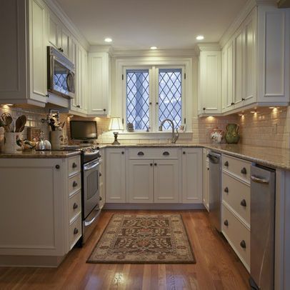 Traditional Kitchen Photos Small U-shaped Kitchen Design Ideas, Pictures, Remodel, and Decor - page 2 Small U Shaped Kitchen, Shaped Kitchen, Kitchen Design Pictures, Traditional Kitchen Design, U Shaped Kitchen, Kitchen Remodel Design, Classic Kitchen, Classic Kitchens, Kitchen Remodeling Projects