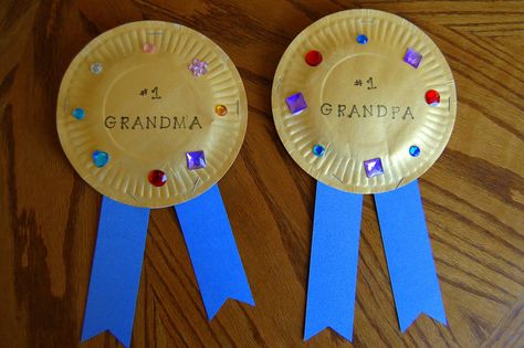 Grandparents Day Crafts for Preschoolers | HEART CRAFTY THINGS: Grandparent's Day Craft Grandparents Valentines, Grandparents Day Activities, Saint Valentin Diy, Grandparents Day Crafts, Grandparents Day Gifts, Parents Day, Cadeau Diy, Fathers Day Crafts, Grandma And Grandpa