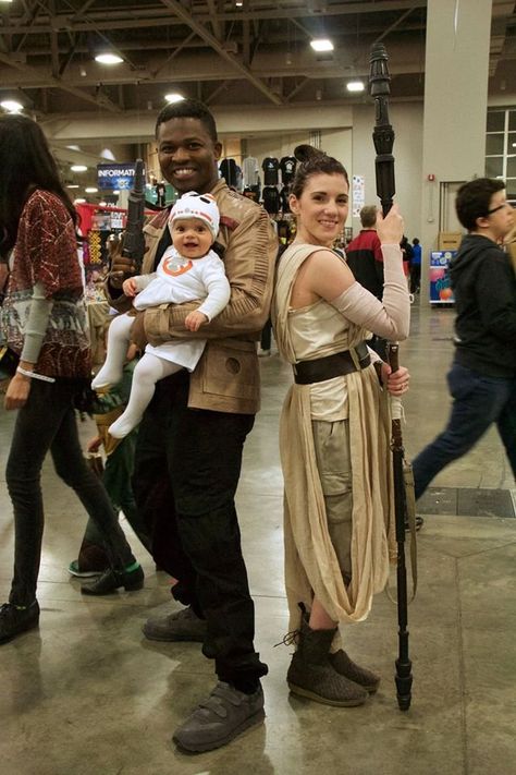 Finn And Rey, Star Wars Family Costumes, Starwars Cosplay, Rey And Finn, Disfraz Star Wars, Star Wars Halloween Costumes, Couple Cosplay, Your Cosplay, Star Wars Halloween