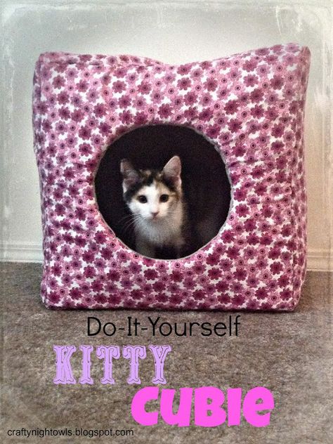 Image source: Craftynightowls.blogspot.com Diy Cat Bed, Chat Diy, Cat Projects, Diy Cat Toys, Cats Diy Projects, Pet Projects, Cat Things, Cat Ideas, Cat Items