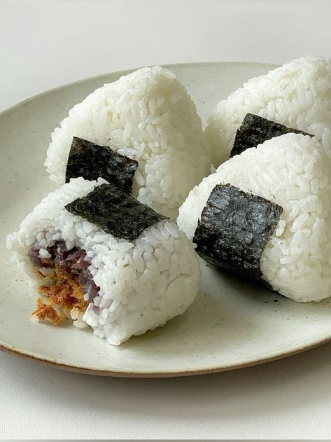 Ikura Recipe, Onigiri Aesthetic, Xiaohongshu Food, Rice Onigiri, Cute Meals, Japanese Onigiri, Food Art Ideas, Japanese Rice Cake, Mukbang Korean