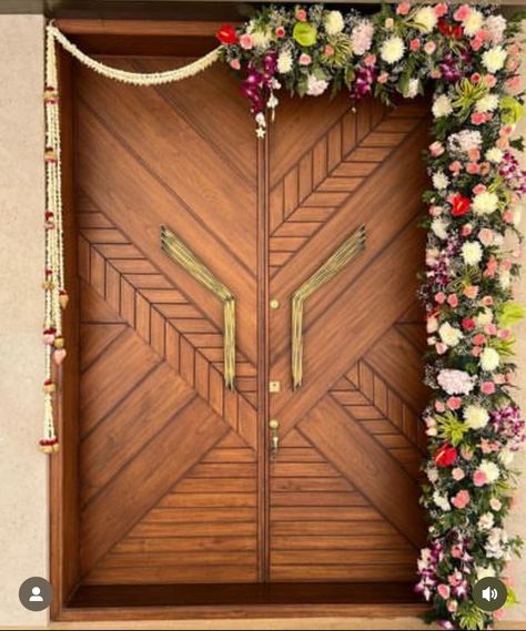 Main Door Flower Decoration, Main Door Decoration, Door Flower Decoration, Entrance Door Decor, Boxwood Backdrop, Event Booth Design, Home Flower Decor, Simple Stage Decorations, House Front Door Design