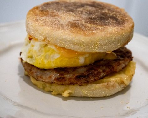 Breakfast Sandwich In Air Fryer, Air Fryer Breakfast Sandwich, Breakfast Sandwich Ideas, English Muffins Sandwich, English Muffin Breakfast Sandwich, Fried Egg Breakfast, Oven Baked Eggs, Breakfast Sandwiches Frozen, English Muffin Breakfast