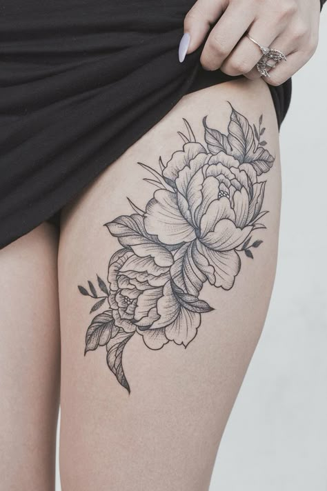 Thigh tattoo meanings, designs and ideas with great images for 2016. Learn about the story of sexy thigh tats for women and symbolism. Tattoos For Women On Thigh, Thigh Piece Tattoos, Pretty Flower Tattoos, Floral Thigh Tattoos, Flower Thigh Tattoos, Thigh Tattoo Designs, Pieces Tattoo, Hawaiian Tattoo, Geniale Tattoos