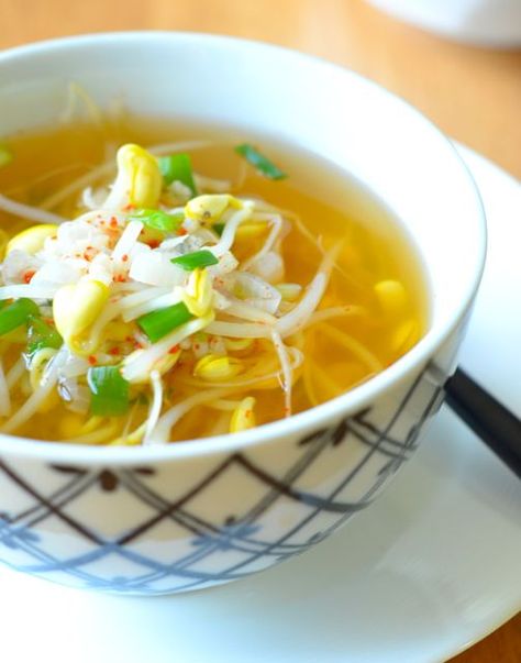 Bean Sprout Soup, Sprout Soup, Koreansk Mad, Healthy Chicken Soup, Hangover Food, Campbells Soup Recipes, Chicken Soup For The Soul, Bean Sprout, Soy Bean