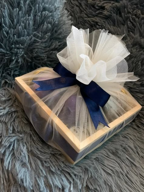 Net Wrapping Gifts, Net Gift Wrapping Ideas, Tulle Gift Wrap, Purse Packing Ideas For Wedding, Hamper Wrapping Ideas, Perfume Gift Box Ideas Packaging, Hamper Packing Ideas, Eid Hampers, Wedding Gift Hampers