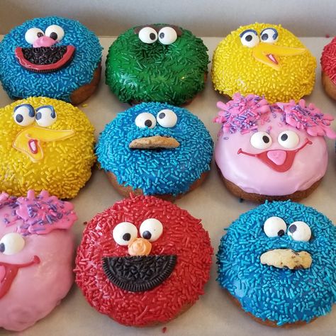 Cute Donut Decorating Ideas, Doughnut Decorating Ideas, Donuts Decorating Ideas, Donut Shop Aesthetic, Toffee Dessert, Donut Ideas, Deco Cupcake, Donut Decorating Ideas, Mini Donuts Maker