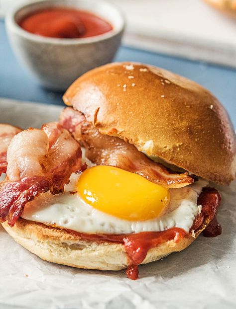 Classic bacon, egg, and cheese  with chipotle ketchup | More breakfast recipes on hellofresh.com Hello Fresh Breakfast Recipes, Cheese Recipes Easy, Hellofresh Meals, Chipotle Ketchup, Fresh Dinners, Bacon Egg Salad, Bacon Egg Cheese, Egg And Bacon, Eggs And Bacon