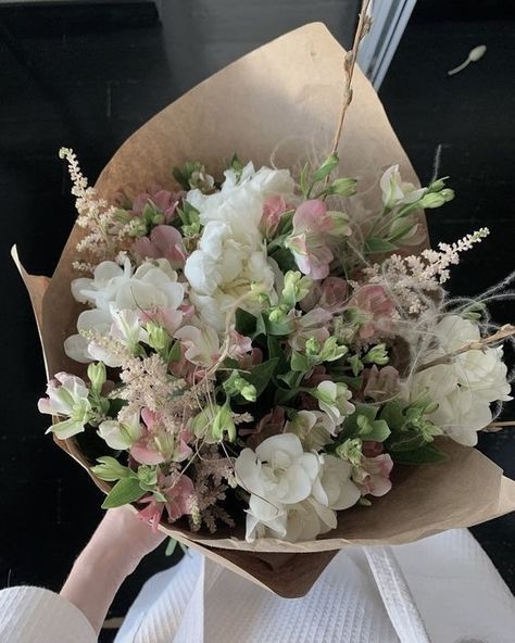 Aesthetic Bouquet, Boquette Flowers, Nothing But Flowers, Flowers Aesthetic, Flower Therapy, Flowers For You, Beautiful Bouquet Of Flowers, Bouquet Of Flowers, Beautiful Bouquet