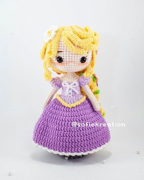 sofiekreation no Instagram: “Princess Rapunzel:) ❤️#amigurumilove #crochetprincess #amigurumiprincess #handmadeprincess #disneyprincess #princessjasmine #princessdiana…” Knitted Food, Disney Crochet Patterns, Crochet Princess, Crochet Motif Patterns, Crochet Simple, Kawaii Plushies, Crochet Fashion Patterns, Princess Dolls, Doll Crochet