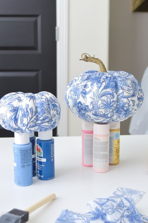 Fall Decor Crafts, Diy Chinoiserie, Decoupage Pumpkins, Chinoiserie Pumpkins, Easy Fall Decor, Napkin Decoupage, Thanksgiving Diy, White Christmas Decor, Diy Pumpkin