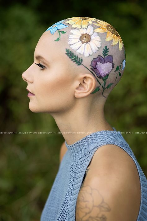 Mom Spends Hours Painting Daughter's Bald Head For Her Senior Year Portraits, And The Result Is Beautiful Senior Year Portraits, Bald Head Women, Shaved Hair Designs, Going Bald, Bald Girl, Nature Photoshoot, Bald Hair, Photographie Portrait Inspiration, Bald Women