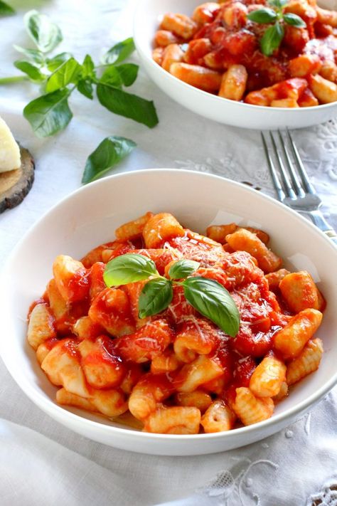 Srpska Kuhinja, Gnocchi Recipes Homemade, Tomato Basil Sauce, Homemade Gnocchi, Potato Gnocchi, Chicken Eating, Italian Recipes Traditional, Basil Sauce, Italian Recipe