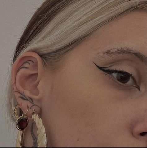 Minimalistic Ear Tattoo, Edgy Ear Tattoo, Leaves Behind Ear Tattoo, Wrap Around Ear Tattoo, Unique Tattoo Spots For Women, Ear Tattoo Healed, Subtle Face Tattoos, Minimalist Ear Tattoo, Leaf Ear Tattoo