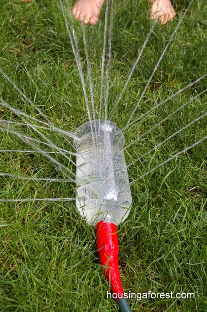 Build Your Own Sprinkler – Housing a Forest Diy Outdoor Toys, Summer Hacks, Outdoor Crafts, Diy Water, Sprinklers, Backyard Diy Projects, Summer Diy, Mason Jar Crafts, Tutorial Diy