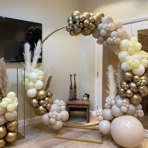 Balloon Arch With Pampas, Balloon Hoop Ideas, Hoop Balloon Garland, Balloon Hoop, Party Balloon Garland, Birthday At Home, Bride To Be Decorations, 18th Birthday Decorations, Simple Birthday Decorations