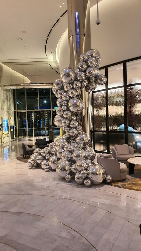 Silver Ball Decoration, Extravagant Balloon Decor, Futuristic Balloon Decor, Nye Balloon Drop, Silver Metallic Balloon Decor, Silver Chrome Balloons Decorations, Silver Balloon Installation, Outdoor Decorations Ideas, Big Shiny Balls Decor