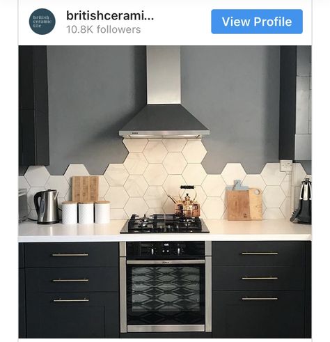 Honeycomb Tile Backsplash, Hexagon Tile Backsplash Kitchen, Hexagon Tile Kitchen, Honeycomb Kitchen, Honeycomb Tile, Kitchen Splashback, Kitchen Wall Tiles, Kitchen Tile, Kitchen Tiles Backsplash